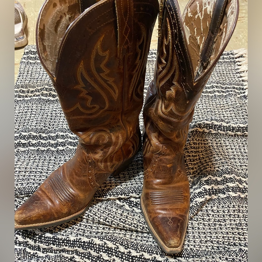 leather peeled on the inside as shown on pics. Please view pics flaws I noticed